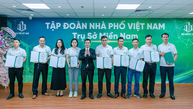 Lễ bổ nhiệm đội ngũ l&atilde;nh đạo trong sự kiện khai trương trụ sở Nh&agrave; Phố miền Nam